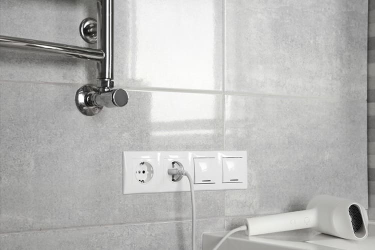 Touchless Faucets & Built-In Outlets – Simple Ways to Add Luxury To Your Bathroom Remodel